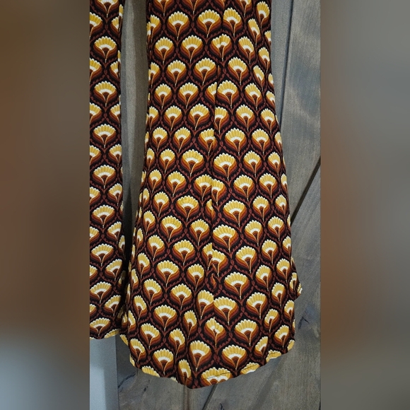 NASTY GAL Petite 70'S Print Woven Flare. Size 4 - Picture 8 of 11